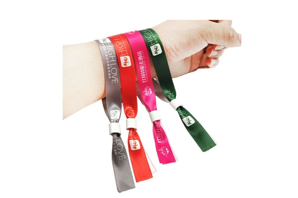 Promotional Fastener Satin Clip Ribbon Fabric Textile Woven Wristbands For Music Festival Events