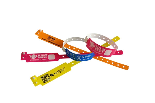 Custom Waterproof CMYK LOGO Composite Wrist Band Disposable L Shape Plastic PE Wristband For Park/Events/Festival