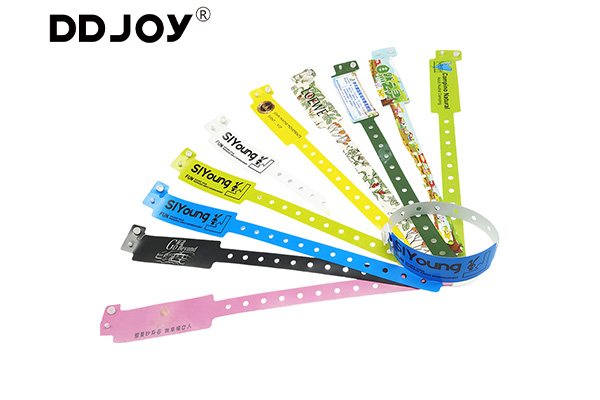 How is the flexibility of PE wristband achieved?